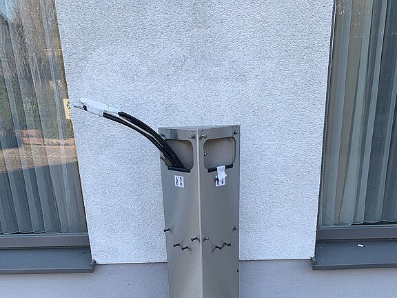 Stehle mit Kabeln ohne Ladebox Stehle mit Kabeln ohne Ladebox