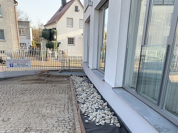 Rhein-Kies in den Graben Rhein-Kies in den Graben