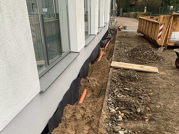 Graben wieder mit neuem Sand verfüllen Graben wieder mit neuem Sand verfüllen