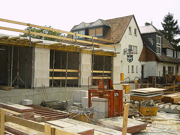 Rohbau EG 2004 Der Rohbau vom Erdgeschoss des Anbaus steht