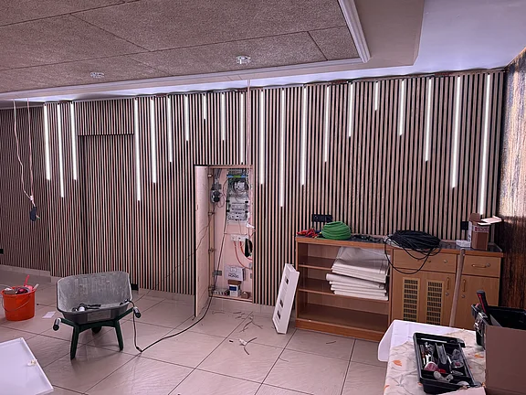 LED Leisten sind in den Akustikpanelen verbaut und leuchten