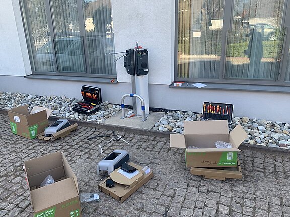 Teile der Ladestationen bei der Endmontage durch Start2Charge Teile der Ladestationen bei der Endmontage durch Start2Charge