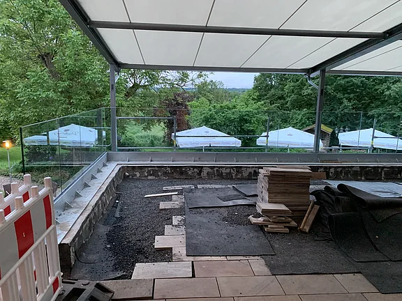 Blick auf die Bespannung der Markise und das Glasgeländer auf der Terrasse