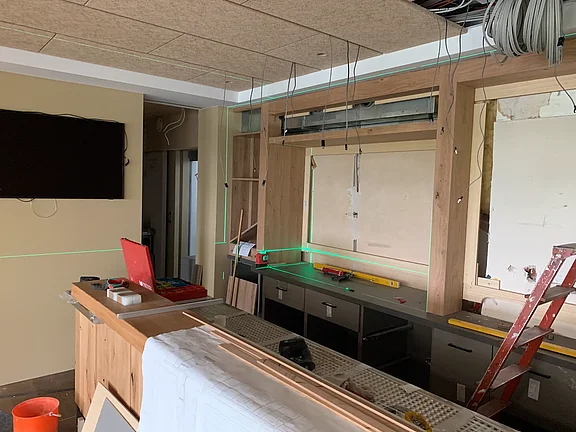 Regaleinbau in der Hotelbar