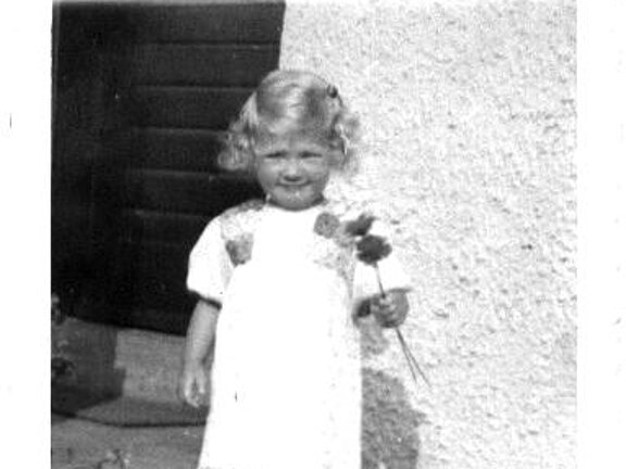 Margit Fichtner Margit Fichtner mit Blume als kleines Kind