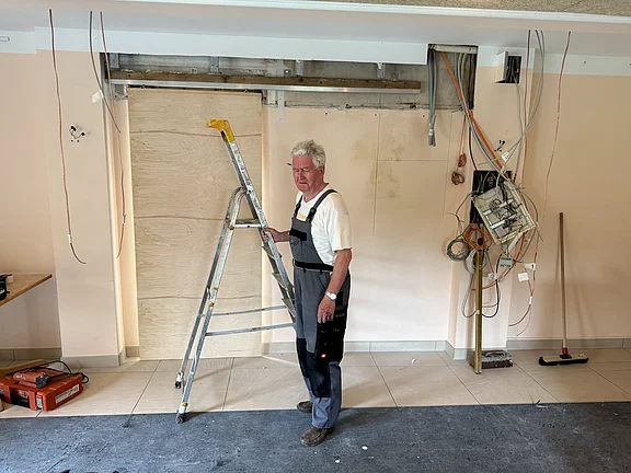 Sonneneck Karl-Heinz Fichtner beim Einbau der Schiebetür