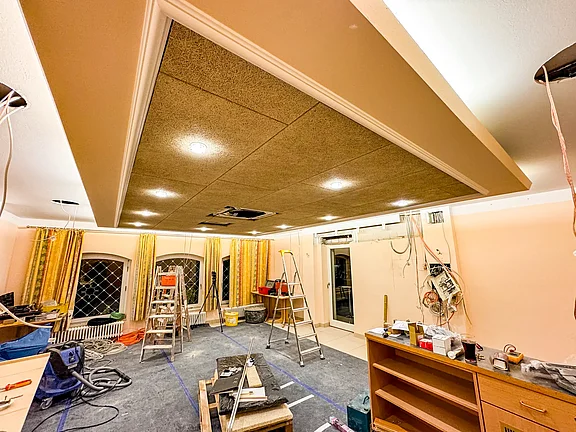 Sonneneck Decke mit Akustikplatten und Spots