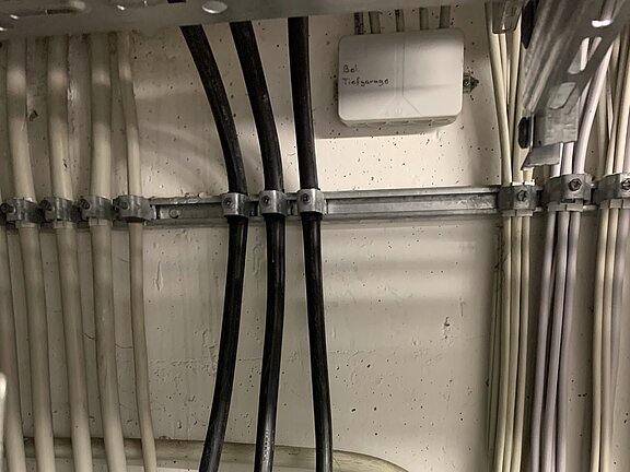 E-Ladestation Kabelführung in Verteiler E-Ladestation Kabelführung in Verteiler