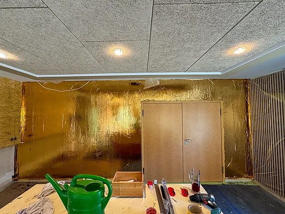 Sonneneck Besenstichputz mit Goldfolie beklebt