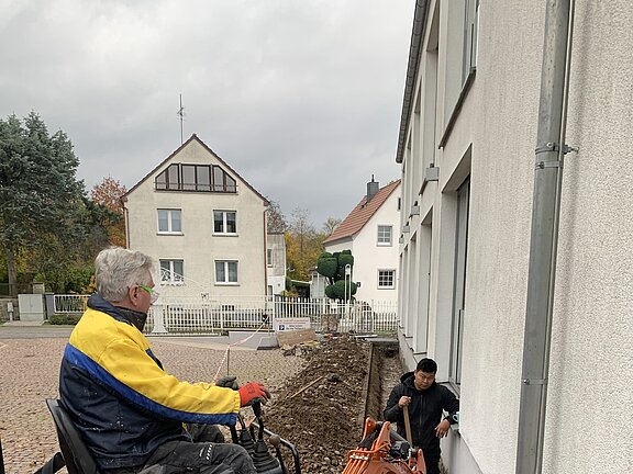 Bagger beim Grabenausheben Bagger beim Grabenausheben