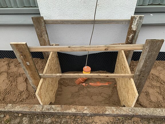 Sockelschalung vor der Armierung Sockelschalung vor der Armierung