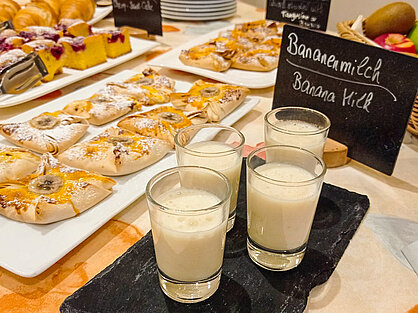 Bananenmilch und süße Teilchen Bananenmilch und süße Teilchen