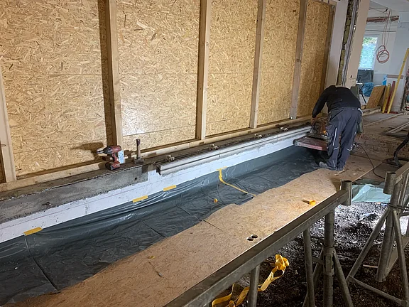 Der Betonsockel wird für die neue Türfaltanlage im Barbereich auf das passende Niveau zugeschnitten 17.01.2024