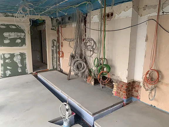 Offene Estrichabschnitte im Boden für Abwasser