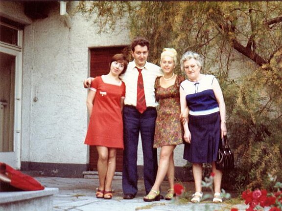 Familie Fichtner 1973 auf der Hotelterrasse Tante Elfriede, Karl-Heinz, Margit und Margarete Fichtner 1973 auf der Hotelterrasse