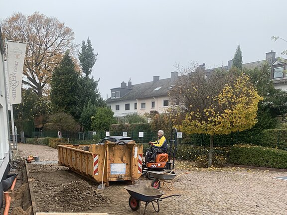 Blick auf den gefüllten Graben und den Dreck auf dem Parkplatz Blick auf den gefüllten Graben und den Dreck auf dem Parkplatz