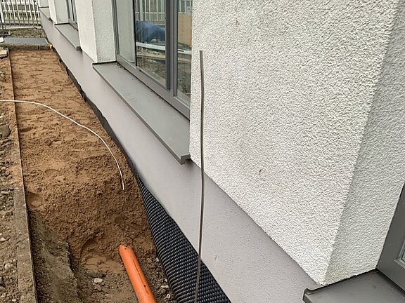 Kabelrohre beim Verfüllen im Graben Kabelrohre beim Verfüllen im Graben