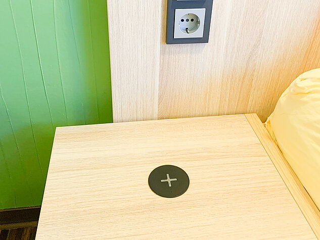 QI-Lader und zentraler Lichtschalter am Bett QI-Lader für Handy und zentraler Lichtschalter am Bett