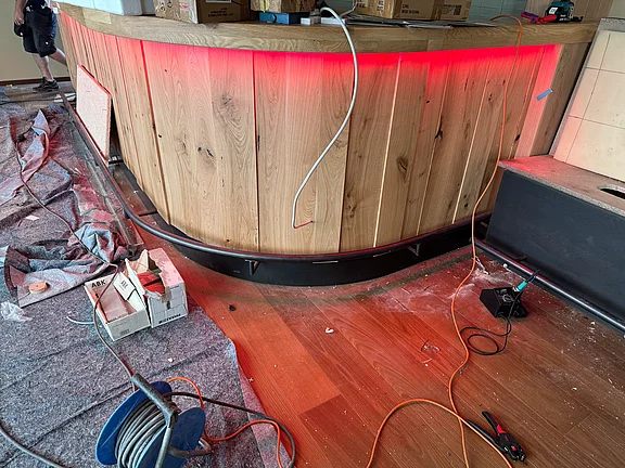 Bartheke leuchtet in rot