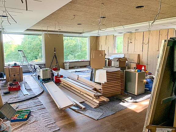 Restaurant mit Möbelstücken vor Einbau