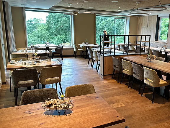 Restaurant fast fertig eingerichtet mit Tischen und Stühlen