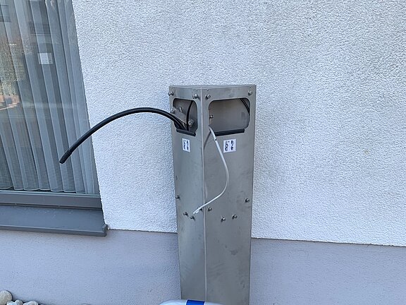 Doppelstehle mit Kabeln ohne Ladeboxen Doppelstehle mit Kabeln ohne Ladebox