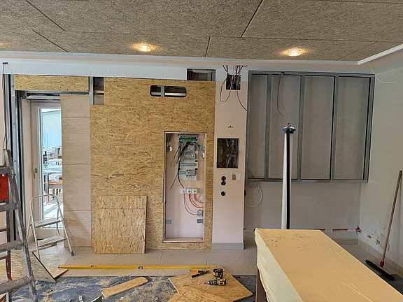 OSB-Platten und U-Profile für Wandverkleidung sind montiert