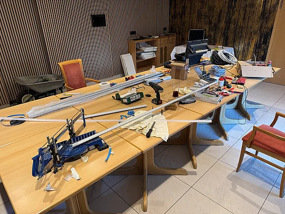 LED Leisten werden zugeschnitten auf Tisch