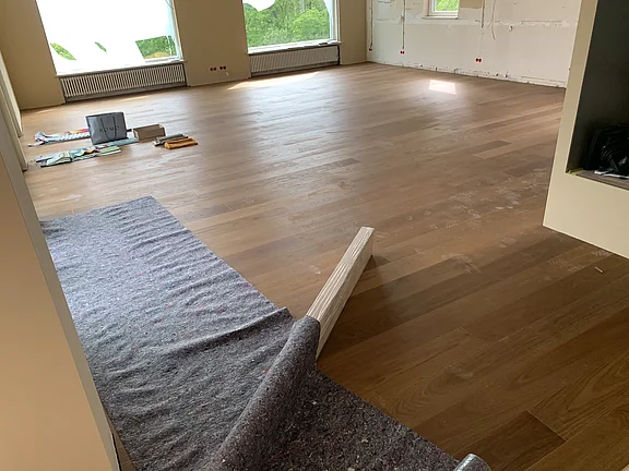 Fertiger Eichenboden im Restaurant mit Stoffmustern in der Ecke