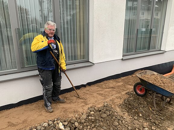 Karl-Heinz Fichtner beim Verfüllen des Grabens mit Sand Karl-Heinz Fichtner beim Verfüllen des Grabens mit Sand