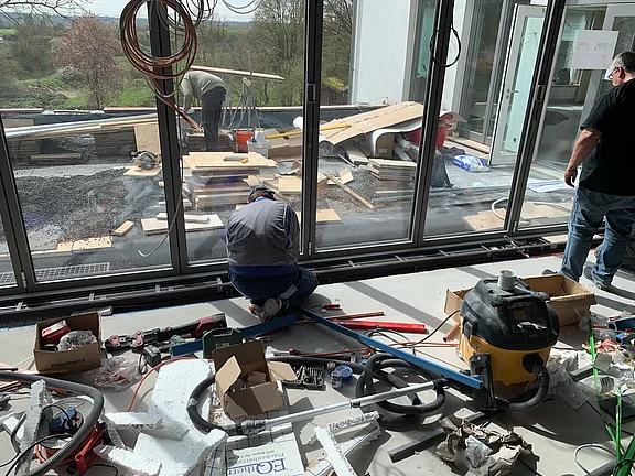 Einbau der Bodenradiatoren für eine behagliche Wärme am Fenster im Winter 27.03.2024