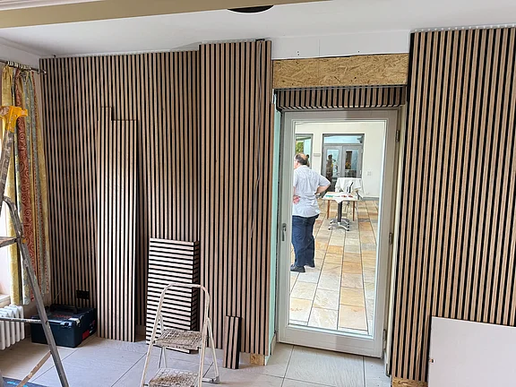 Schiebetür und die Wandverkleidung fast fertig montiert