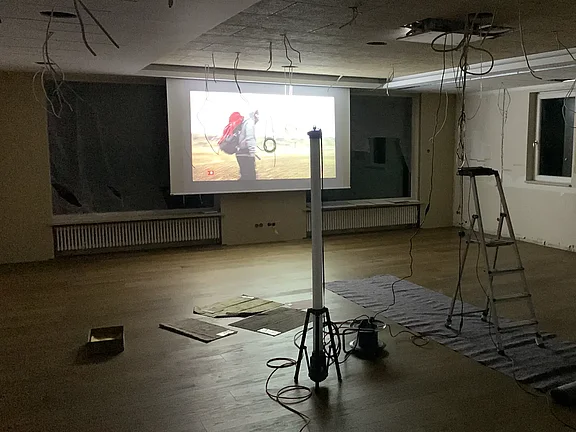 Erster Test vom Beamer mit Leinwand im Restaurant 04.05.2024