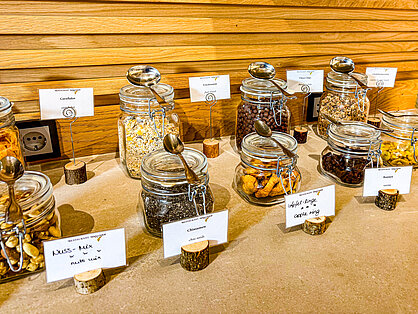 Müsli- und Cerealienauswahl am Frühstücksbuffet Müsli- und Cerealienstation mit Gläsern und Beschriftung am Frühstücksbuffet