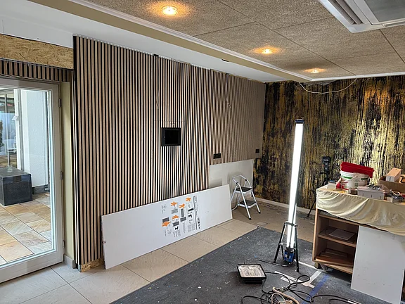 Sonneneck Wandpanele sind in der Eck montiert