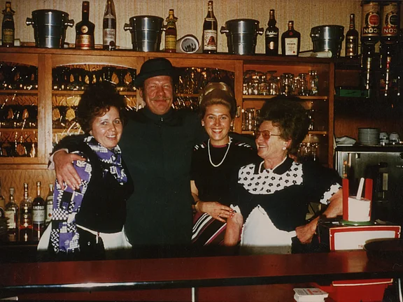 Wolfgang Otto Issak Völz mit Ottilie Scholl und Tochter Margit in der Raststätte Scholl Wolfgang Otto Issak Völz mit Ottilie Scholl und Tochter Margit in der Raststätte Scholl