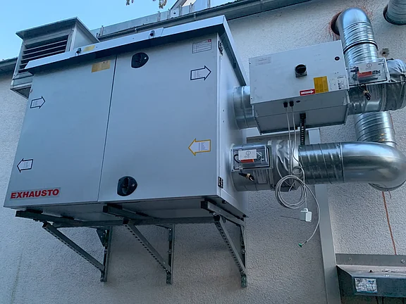 Energiesparender Kreuzwärmetauscher mit Heizregister ist montiert 02.02.2024