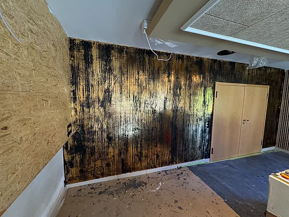 Wand im Sonneneck mit Besenputz mit Goldfolie fertig