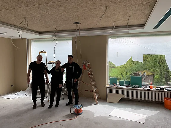 Sergii, Sarah und Chaowalit helfen beim Einbau der Leinwand 07.04.2024