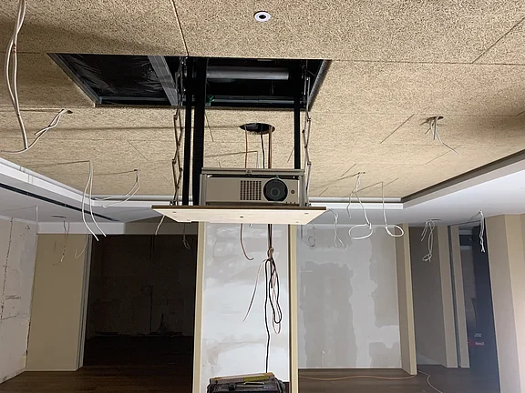 Laserbeamer mit Deckenantrieb 04.05.2024