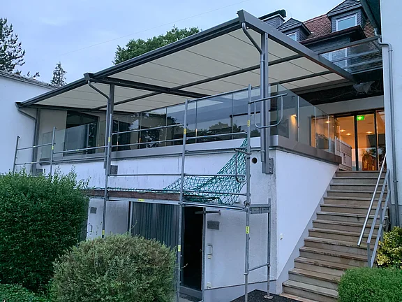 Blick auf Markisenanlage aus dem Garten