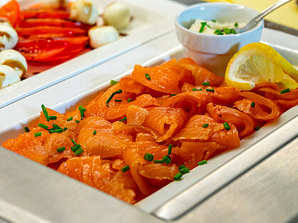 Räucherlachs mit Schnittlauch am Frühstücksbuffet Premium Räucherlachs mit Schnittlauch und Zitrone auf dem Frühstücksbuffet