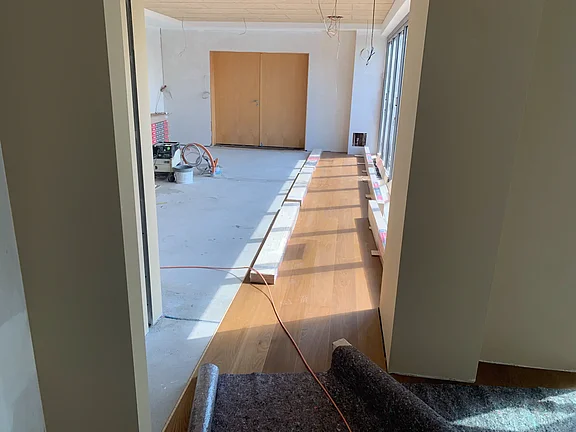 Das Eichenholz Parkett im Barbereich wird verlegt 23.04.2024