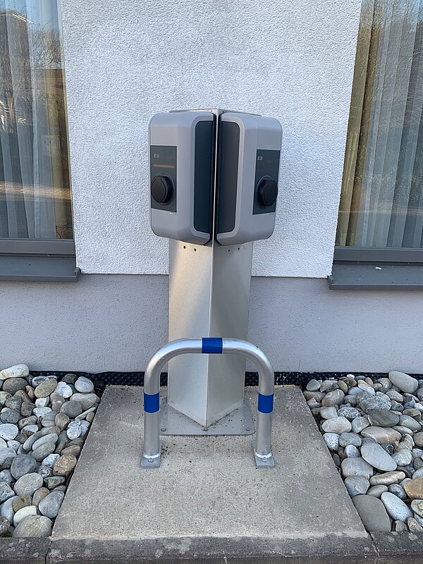 Die fertige Säule mit zwei KEBA 22 kW Ladepunkten Die fertige Säule mit zwei KEBA 22 kW Ladepunkten
