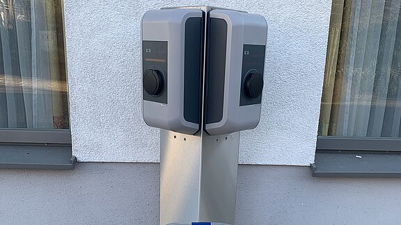 Die fertige Säule mit zwei KEBA 22 kW Ladepunkten Die fertige Säule mit zwei KEBA 22 kW Ladepunkten