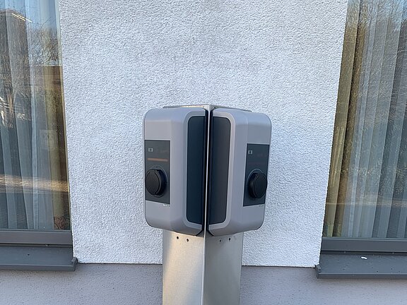 Die fertige Säule mit zwei KEBA 22 kW Ladepunkten Die fertige Säule mit zwei KEBA 22 kW Ladepunkten