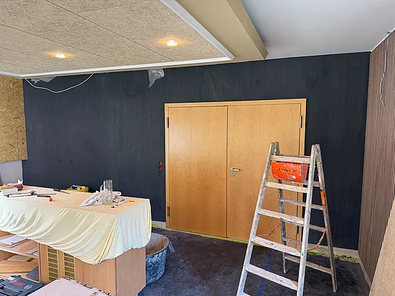 Sonneneck schwarzer Besenputz ist an der Wand