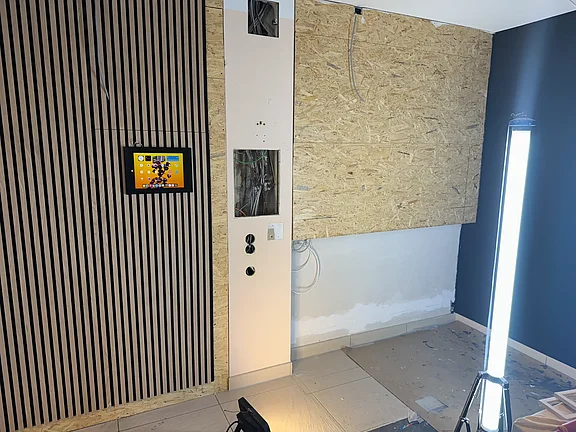 Ipad für die Raumsteuerung hängt an der Wand
