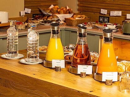 Saft- und Getränkeauswahl am Frühstücksbuffet Karaffen mit Säften und Wasser am Frühstücksbuffet vom Birkenhof