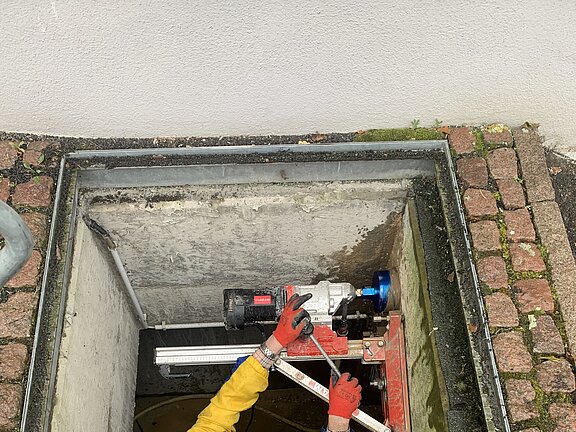 Kernbohrung für die Kabeldurchführung Kernbohrung für die Kabeldurchführung